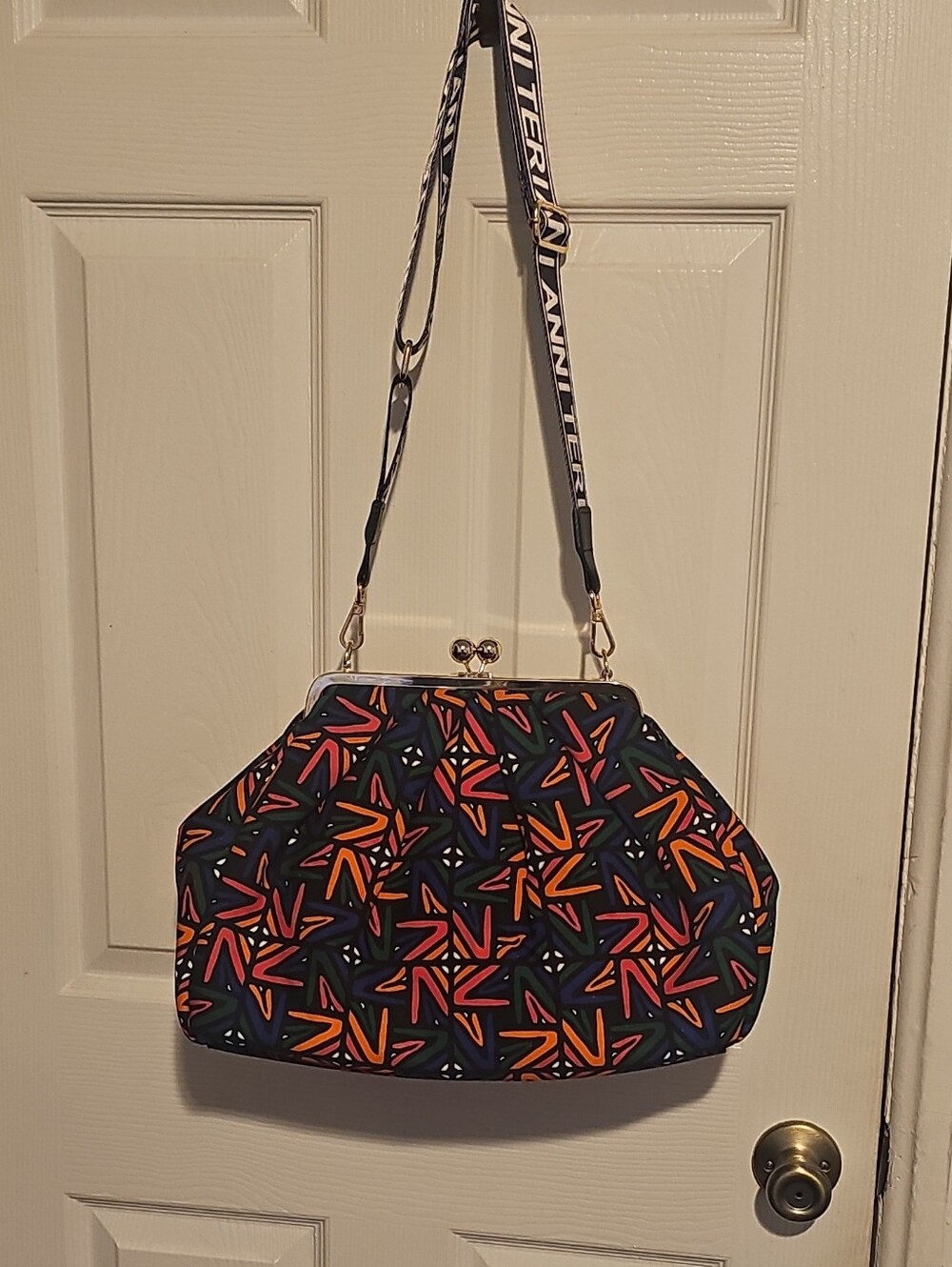 AnniTeriani KISSLOCK Multicolor Geometric Print Shoulder Bag with Branded Strap